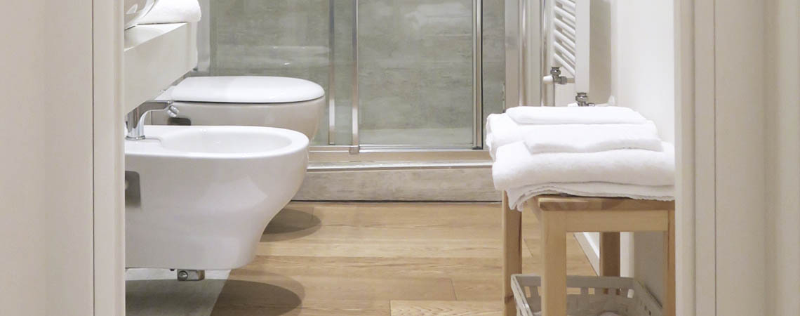 bagno con doccia completo di accessori